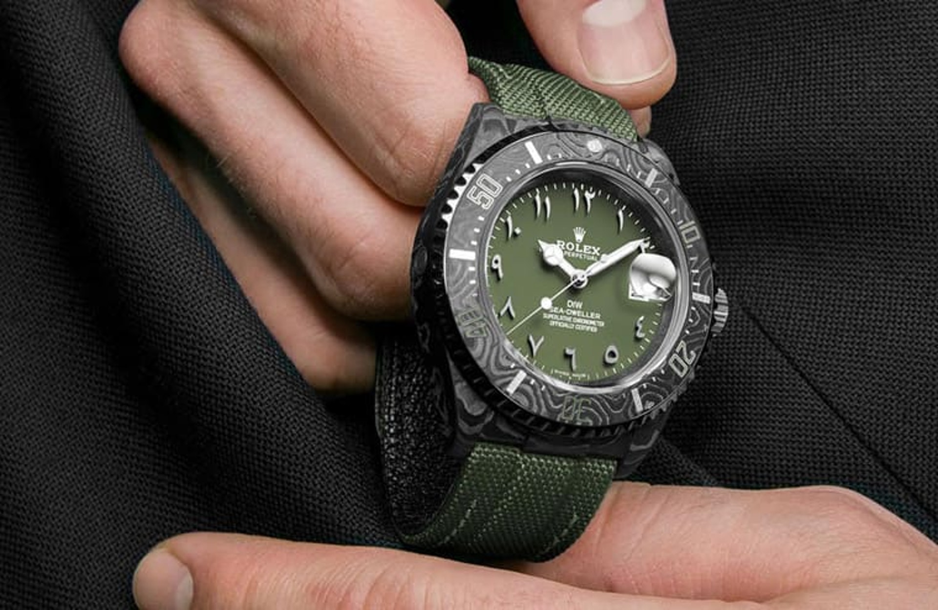 幾乎全部表殼都改成碳纖維材質(zhì)，使得手表整體重量只有80.46克，大概只有原廠海使重量的一半不到。 （Source：Designa Individual）