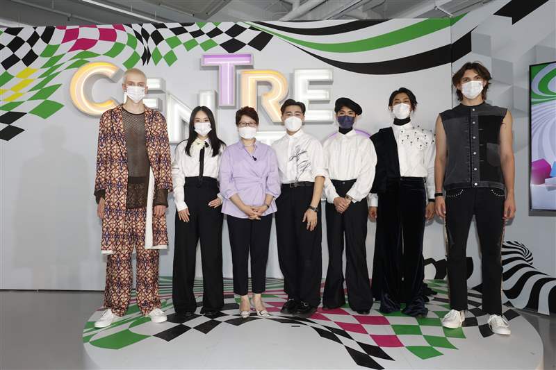 CENTRESTAGE ELITES呈獻香港品牌DEMO（圖左二、右二）及日本品牌Children of the discordance（圖左一、右一），發表2023春夏系列作品。