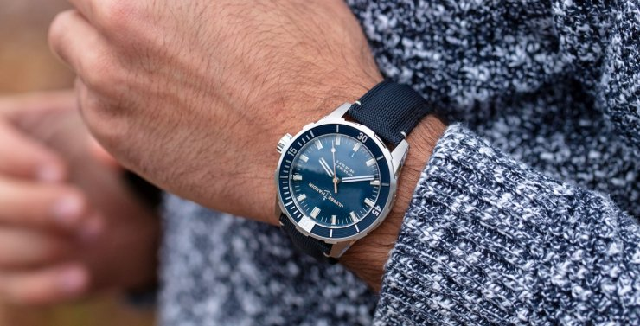 雅典表復(fù)古藍(lán)色表盤(pán)42毫米潛水腕表