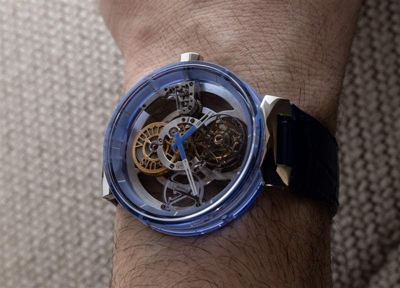 動(dòng)手操作：路易威登 Tambour Moon Flying Tourbillon Poincon de Geneve 藍(lán)色藍(lán)寶石腕表