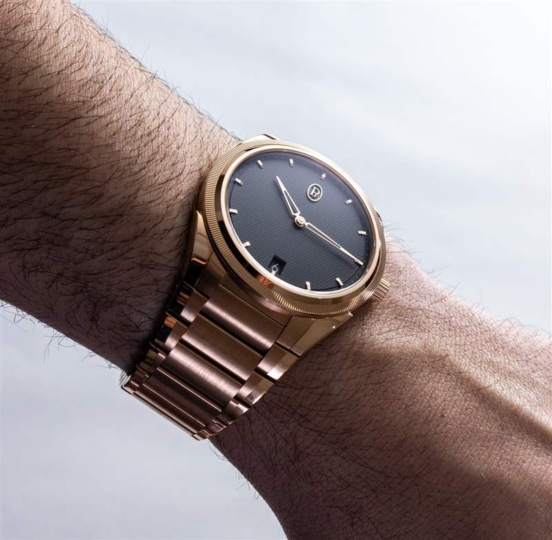 動手操作：帕瑪強(qiáng)尼 Tonda PF 微型轉(zhuǎn)子金色手表