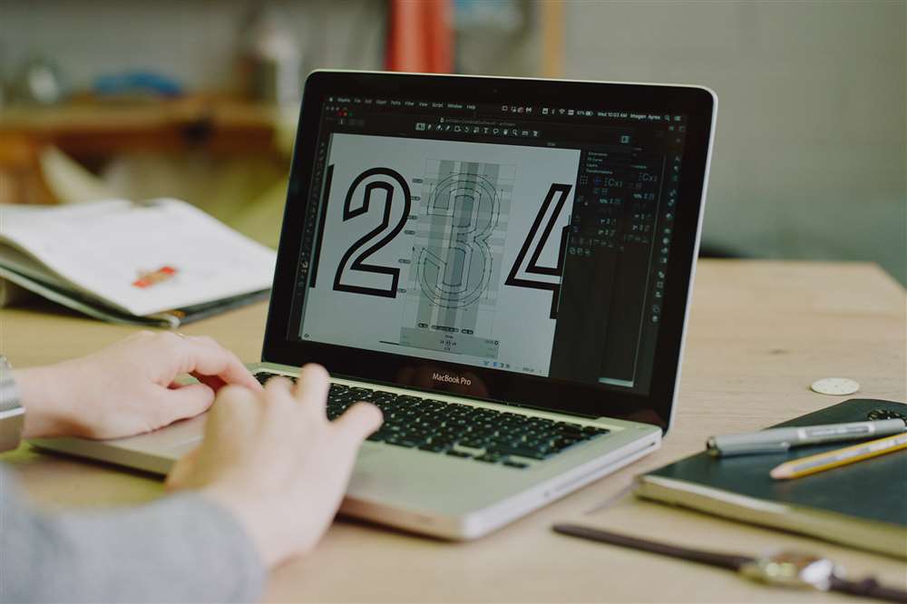 在筆記本電腦上設計的人