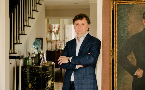 四+一他是經(jīng)銷商和收藏家現(xiàn)在作者也是。