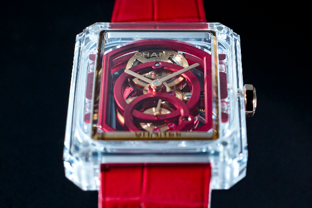 香奈兒 Boy.Friend 紅色骷髏藍寶石表殼側視圖