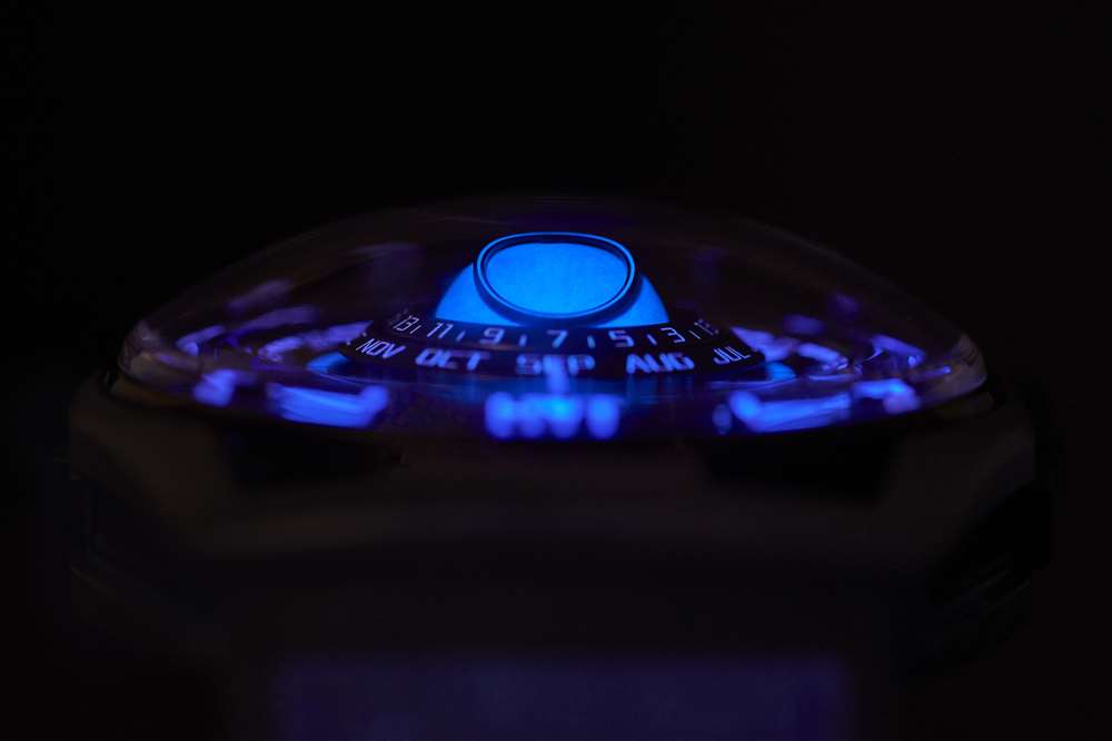 HYT Supernova Blue Moon Runner 側向發光鏡頭