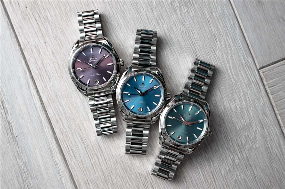 桌子上的紫色、藍色和綠色 34mm AT