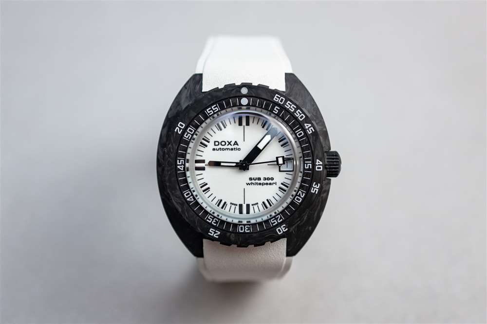 介紹厭倦了顏色？Doxa 的“Whitepearl”表盤現已為其整個核心系列提供