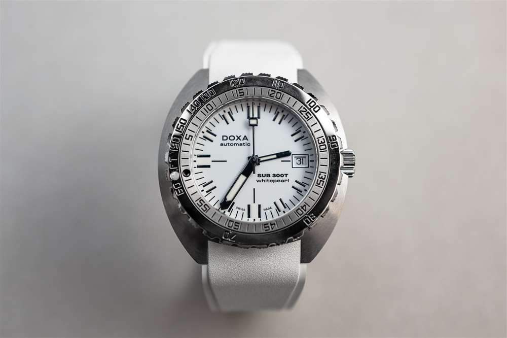 介紹厭倦了顏色？Doxa 的“Whitepearl”表盤現已為其整個核心系列提供