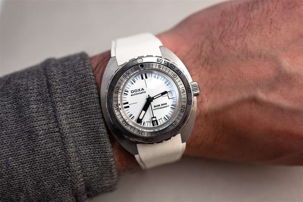 介紹厭倦了顏色？Doxa 的“Whitepearl”表盤現已為其整個核心系列提供