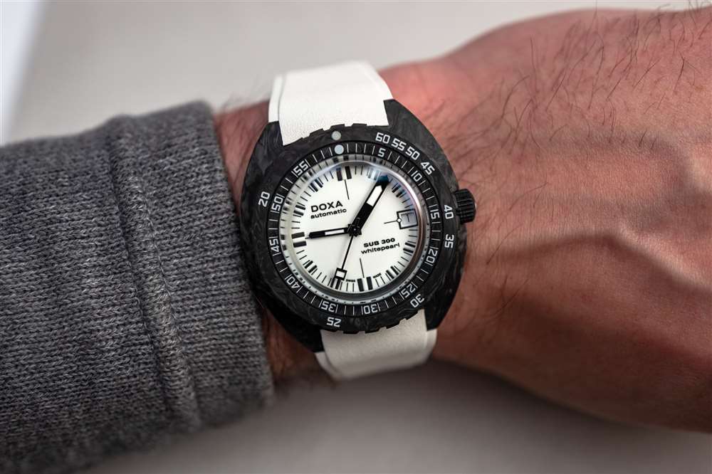手腕上的doxa carbon whitepearl。
