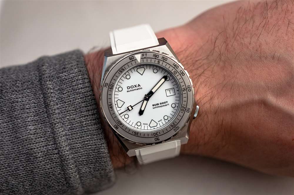 作者手腕上的 600 噸白珍珠。