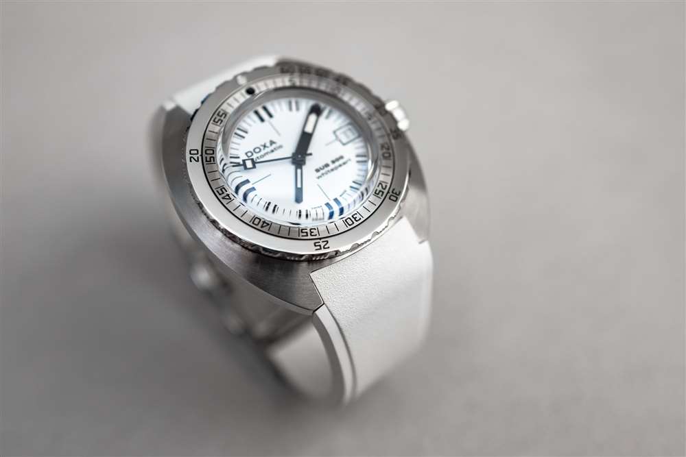 介紹厭倦了顏色？Doxa 的“Whitepearl”表盤現已為其整個核心系列提供