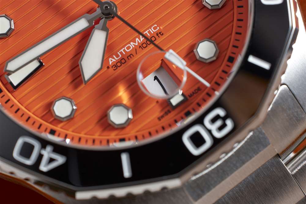 TAG橙色潛水員日期窗口