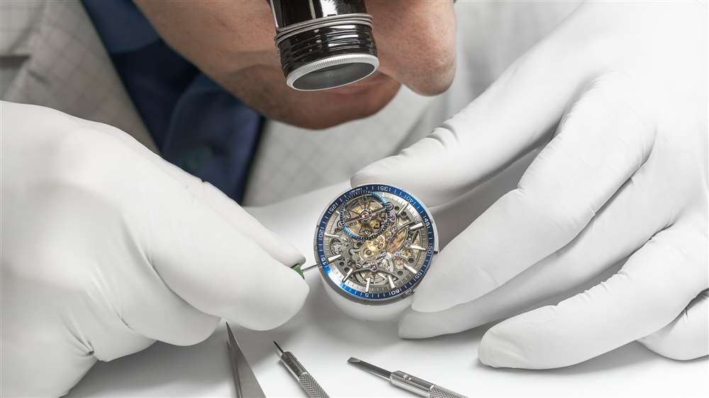 一名男子組裝江詩(shī)丹頓Overseas Skeleton Tourbillon