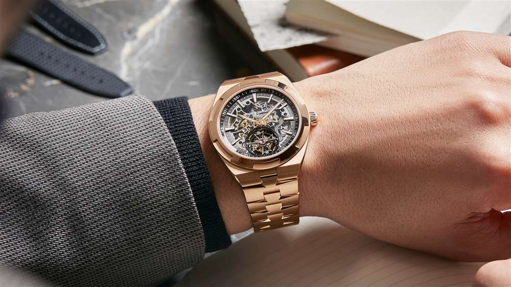 一位佩戴全新江詩(shī)丹頓縱橫四海陀飛輪腕表的男士