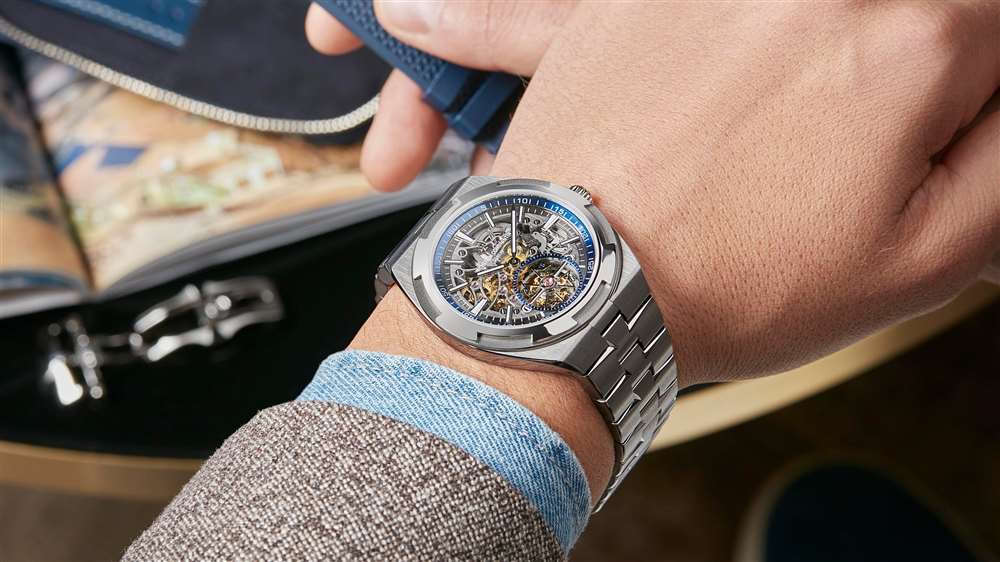 一位佩戴全新江詩(shī)丹頓縱橫四海陀飛輪腕表的男士