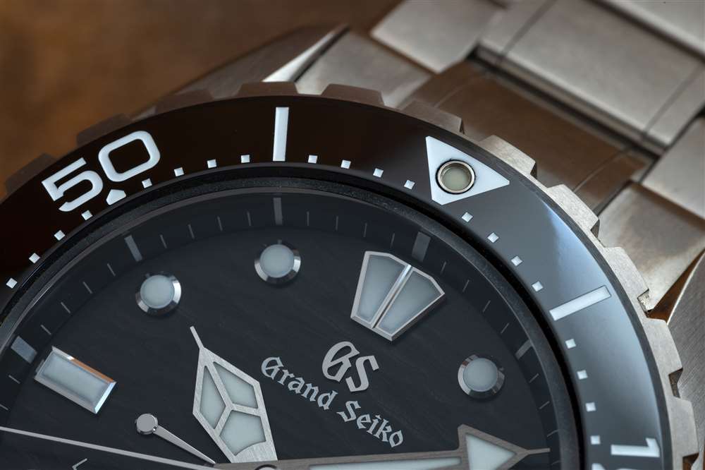 新款 Grand Seiko Spring Drive Diver SLGA015 表圈特寫。