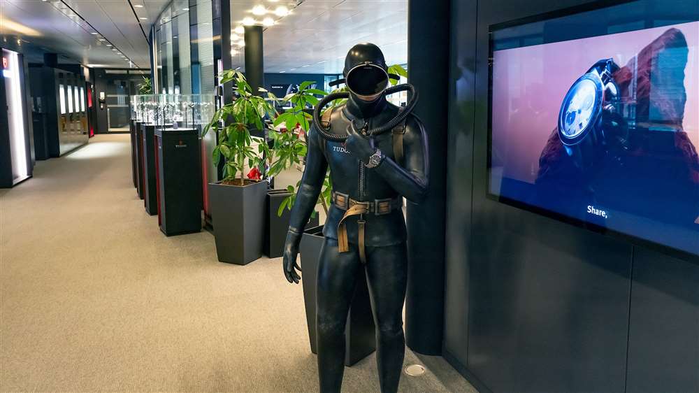 METAS Master Chronometer Lab內(nèi)部制造廠內(nèi)部——位于 Tudor 內(nèi)部，位于日內(nèi)瓦勞力士總部?jī)?nèi)部