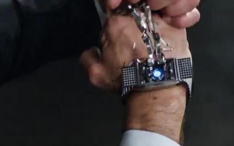 托尼·斯塔克（鋼鐵俠）在電影《美國隊長3：內戰》中佩戴智能手表和傳統手表，打造鐘表文化