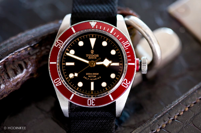 觀看發(fā)現(xiàn)堪薩斯松鷹隊(duì)主教練比爾自己在場(chǎng)邊佩戴帝舵碧灣酒紅色