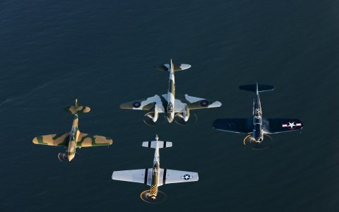 終于動(dòng)手了，有人把整架飛機(jī)都弄好了