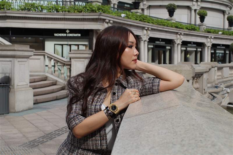 香港女人眺望遠(yuǎn)方，思考人生的意義。