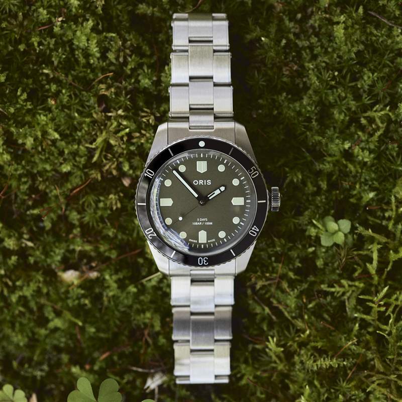 Oris Calibre 400 Limited Edition for HODINKEE 在草床上。