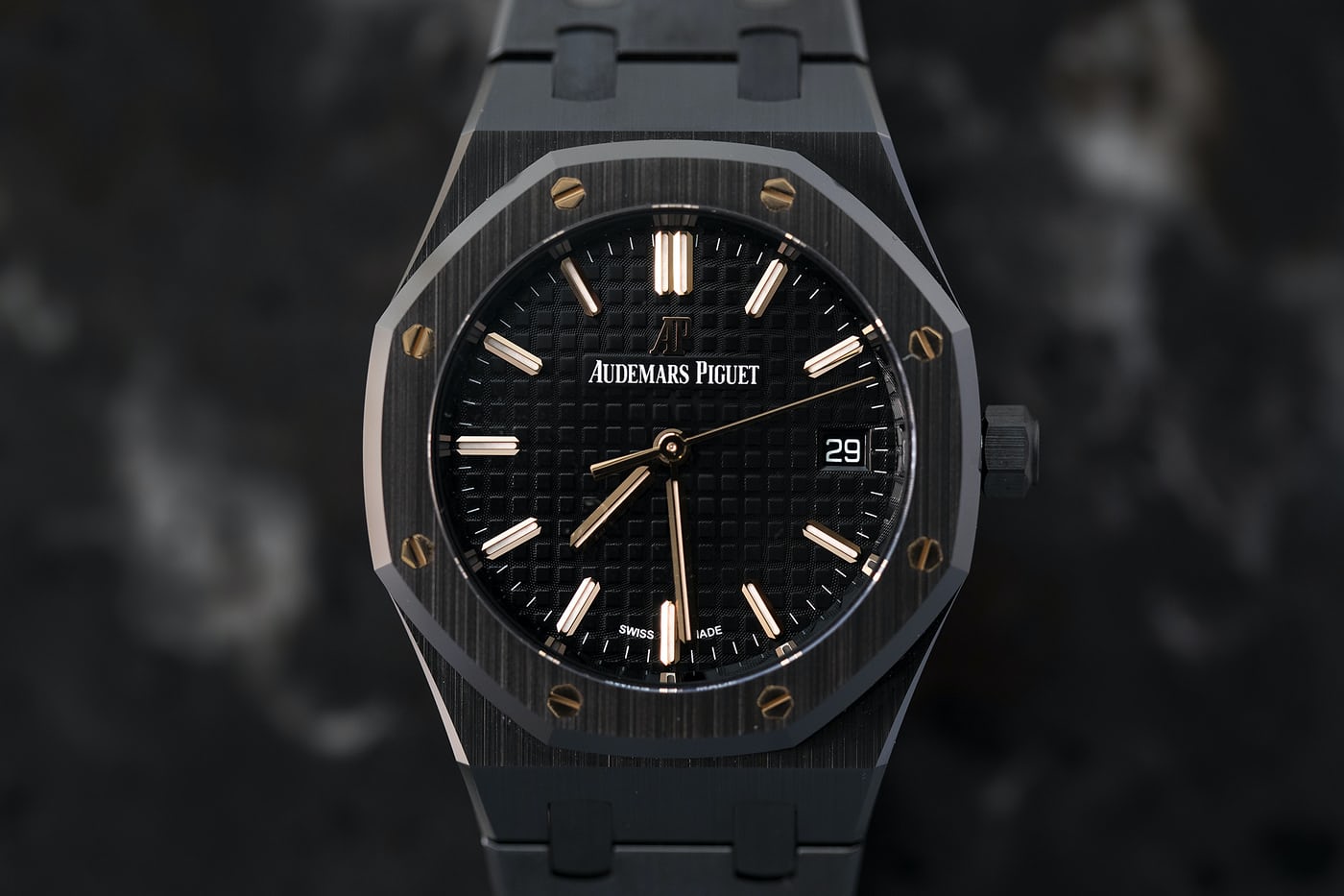 黑色背景中的黑色皇家橡樹(shù)手表