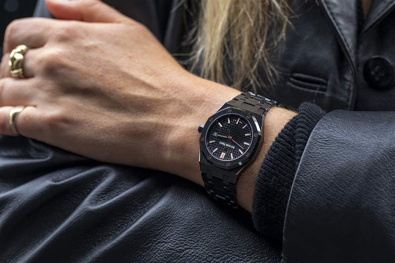 一個(gè)人手腕上的黑色皇家橡樹