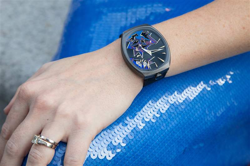 一個戴手表的人