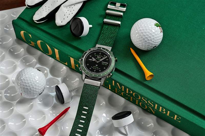Garmin MARQ Golfer 46mm 放置在 Assouline 的“Golf：The Impossible Collection”之上，周圍擺放著各種高爾夫用具。