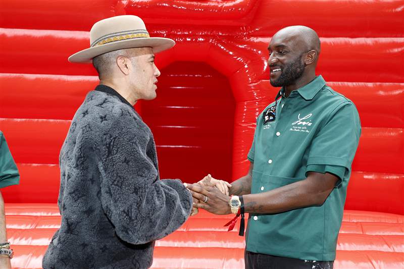 已故時(shí)裝設(shè)計(jì)師 Virgil Abloh 佩戴著他的金色 Nautilus