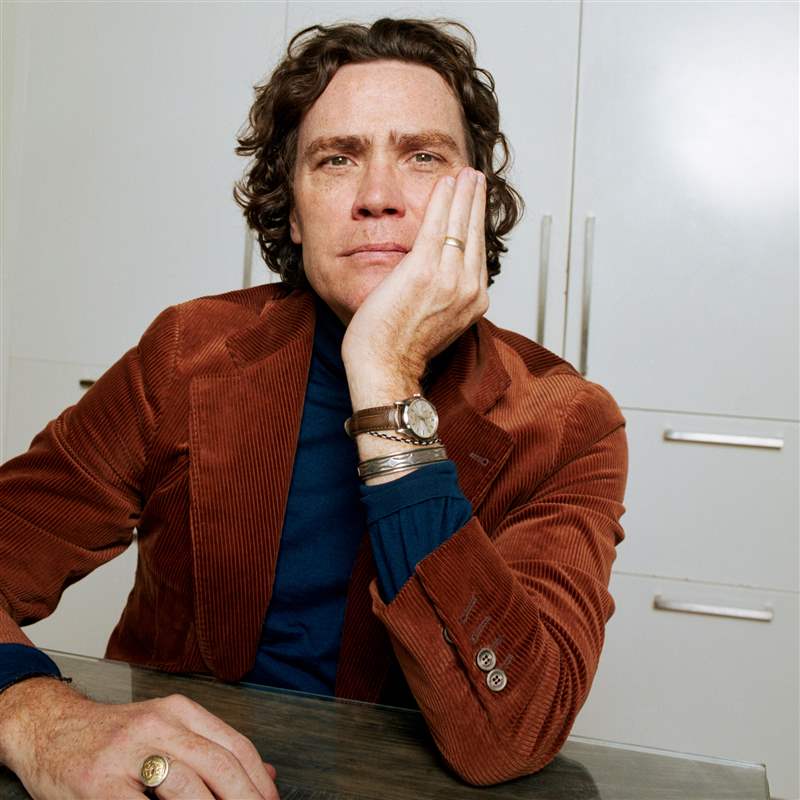 一個男人手里拿著臉，手腕上戴著手表擺姿勢