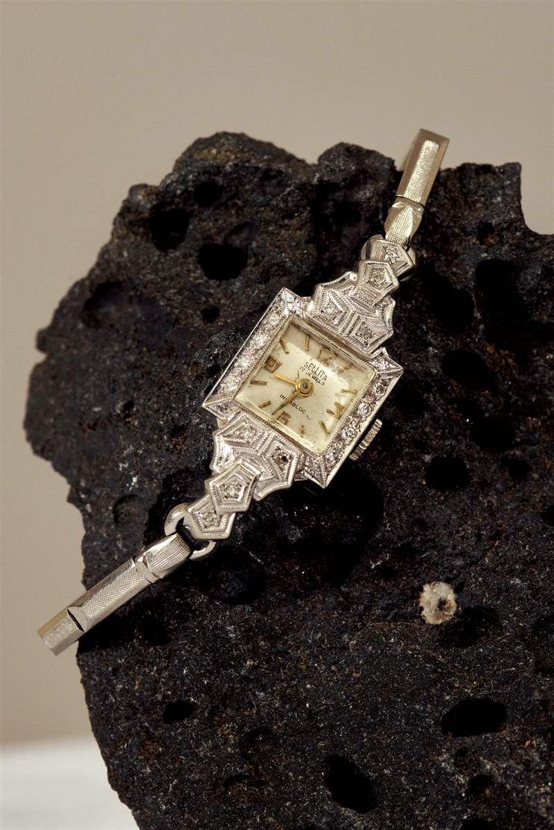 黑色巖石上的裝飾藝術腕表