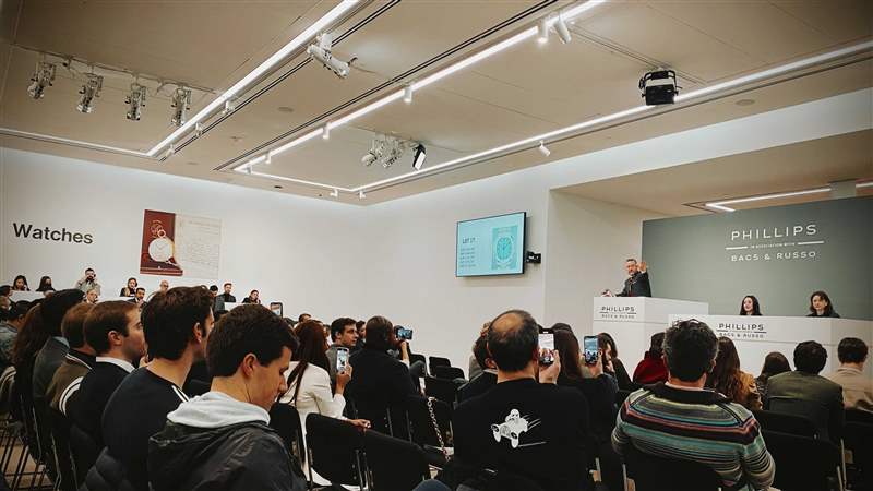 奧雷爾·巴克斯 (Aurel Bacs) 和人群參加 2021 年 12 月在紐約公園大道 432 號菲利普斯拍賣場舉行的紐約手表拍賣會。