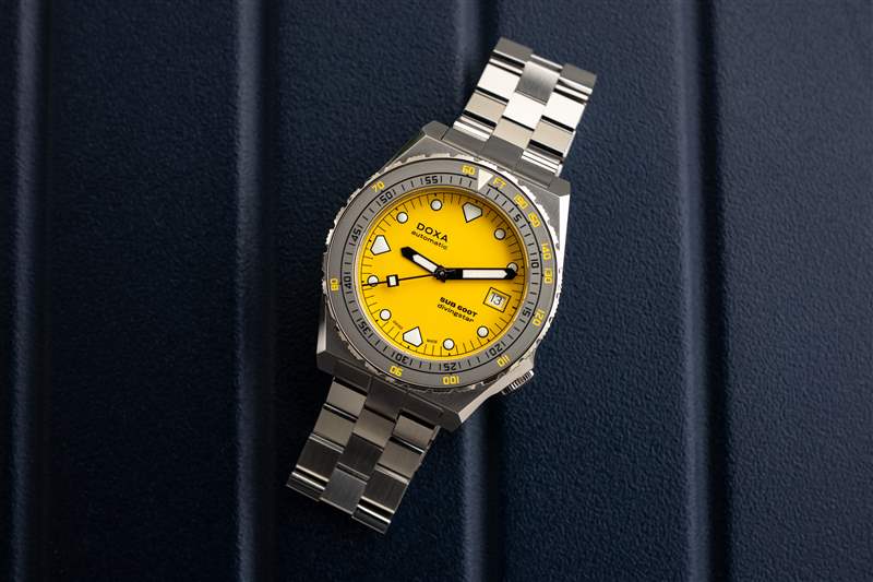 藍色背景上的 600T Divingstar。