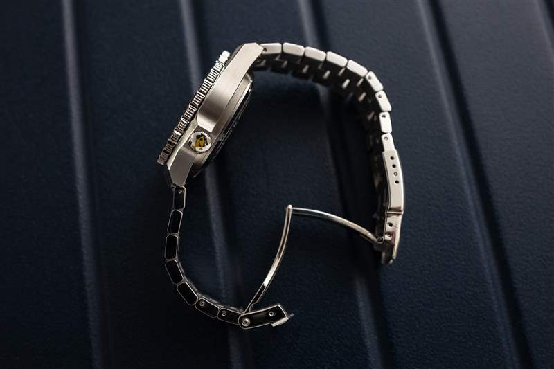 600T 的表殼和表鏈細節。