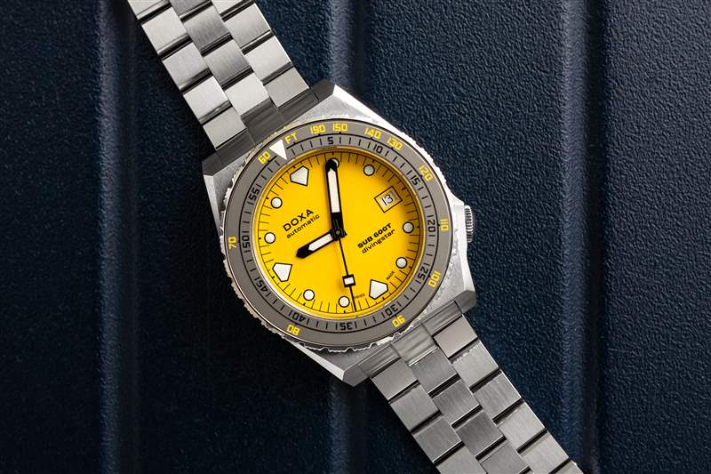 藍色背景上的 600T divingstar。