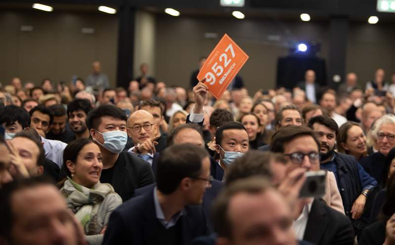 一位競標者在 Only Watch 2021 上舉起手。