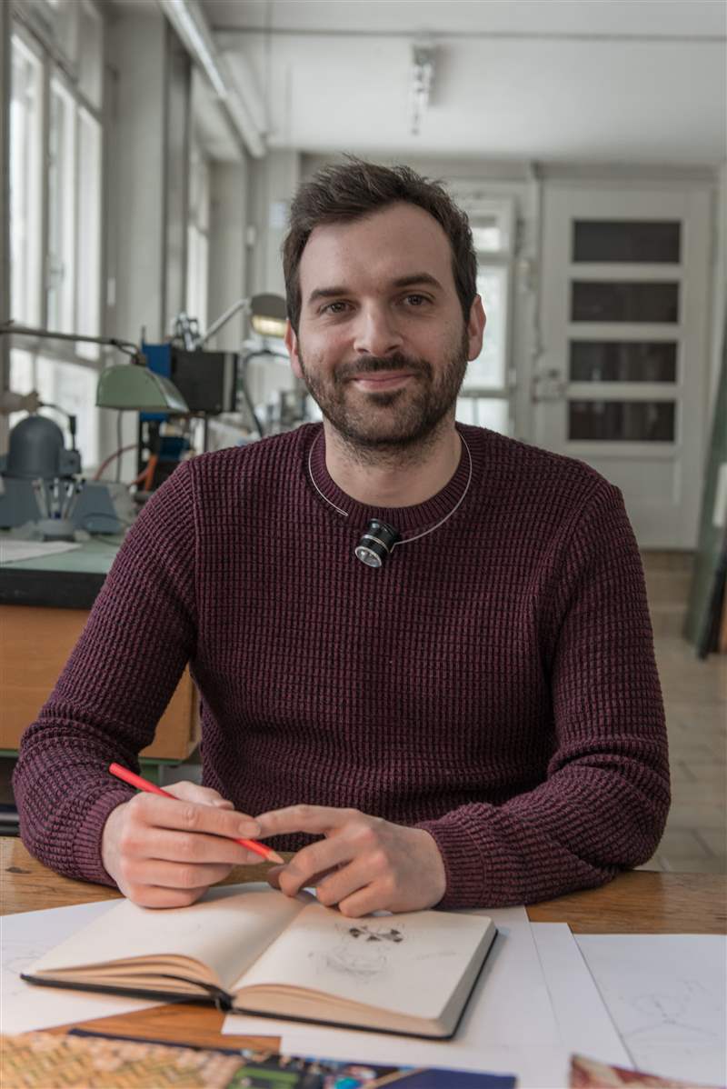 Raùl Pagés 在他的替補(bǔ)席上