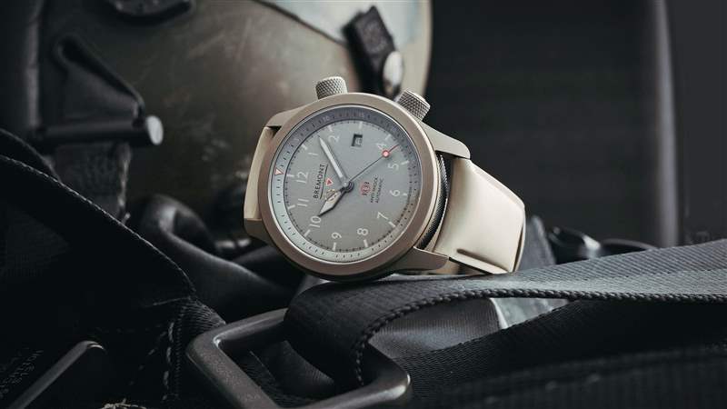 一輛 Bremont MBII Savanna In Titanium 傾斜在它的一側，周圍環繞著飛機設備。