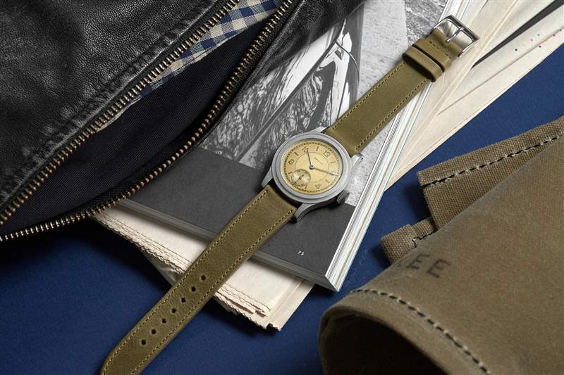 1941 年浪琴表“Tre Tacche”Ref. 的生活方式圖片。 3864 放在夾克和報紙旁邊。