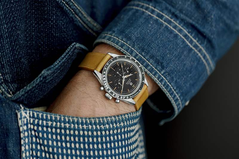 1960 年代的歐米茄超霸 Ref.  2998-6 在一個(gè)男人手腕上的棕色皮革表帶上。