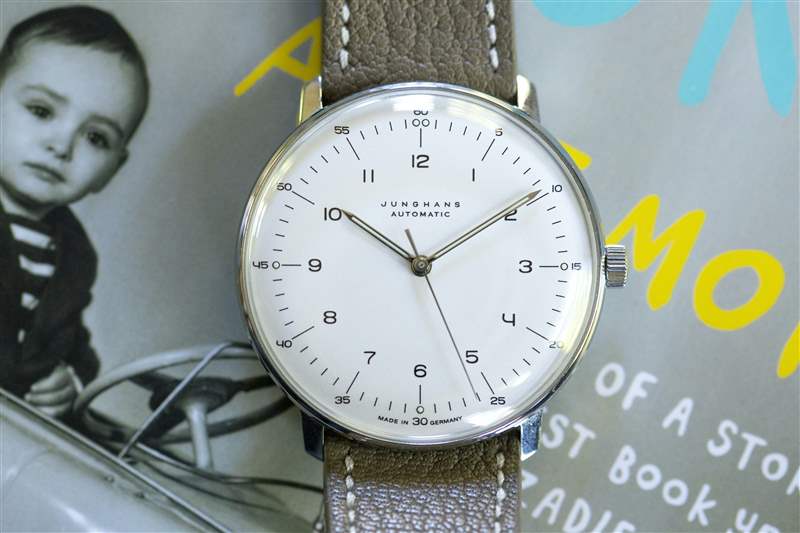 偷比。與NOMOS和Junghans一起揮霍極簡(jiǎn)主義的瘋狂