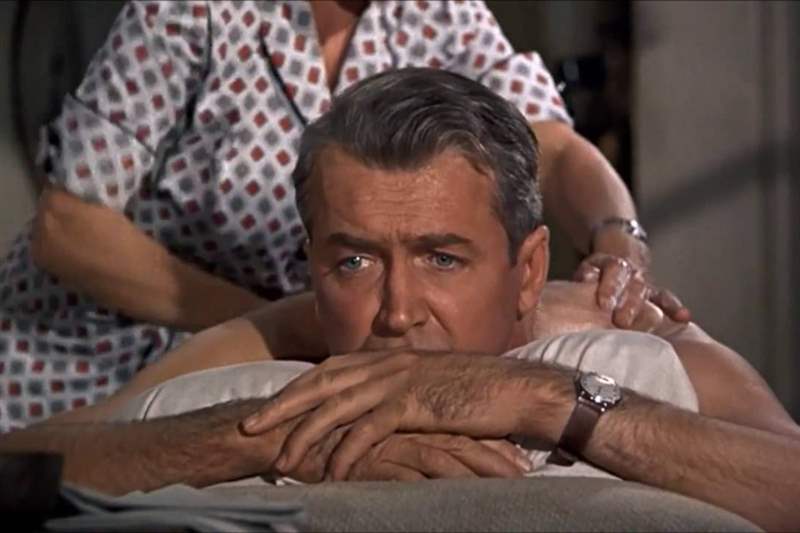 吉米·斯圖爾特在《后窗》中在室內佩戴天梭Field腕表