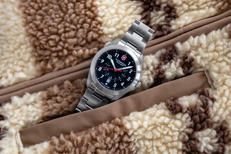 Victorinox Heritage 坐在蓬松的夾克上。