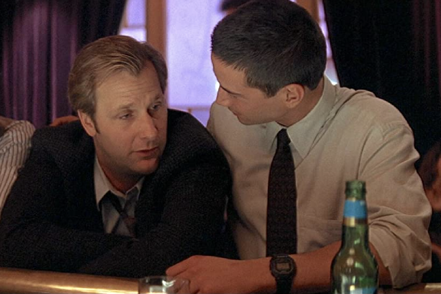 看電影基努里維斯在“速度”中的一輛失控的公共汽車上佩戴卡西歐G-Shock