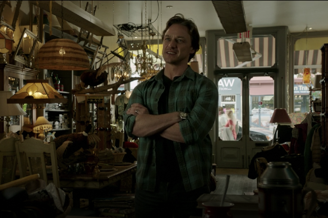 Bill Denbrough 身穿藍色紐扣襯衫，在一家古董店里戴著勞力士日志型腕??表。