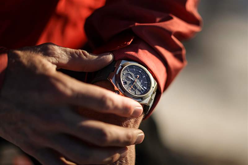 隆重推出江詩丹頓Overseas“Everest”鈦金屬計(jì)時(shí)碼表和雙時(shí)區(qū)限量版