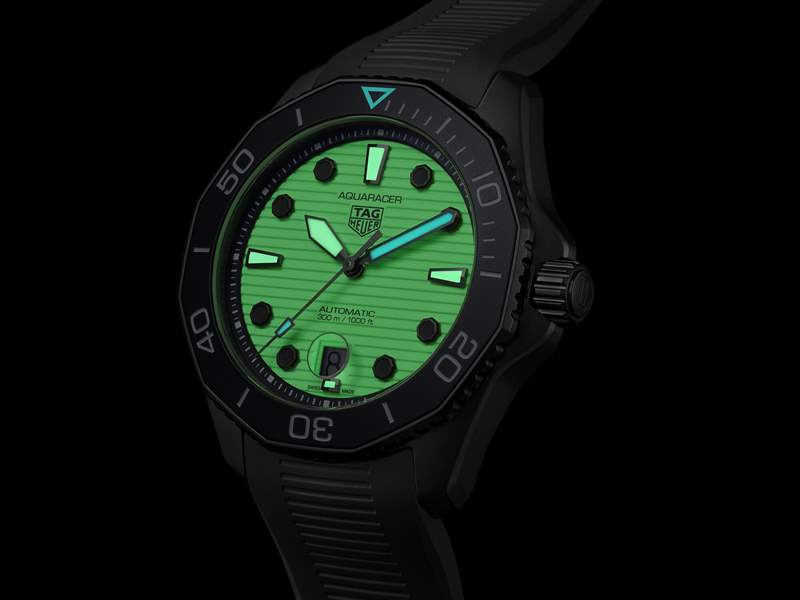 泰格豪雅推出一款在黑暗中發光的隱形競潛腕表